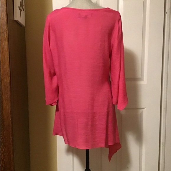 TWO WOMEN AND A TRUNK top - Picture 2 of 6